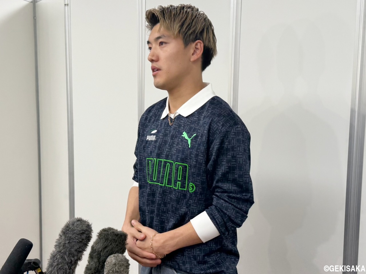 堂安律がドイツから帰国、“w杯王手”決戦へ志願の空港取材対応「w杯で優勝する集団が気を緩めるわけにはいかない」-–-ゲキサカ